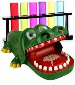 Vrijgezellenfeest spel krokodil met 6 reageerbuisjes voor shotjes 